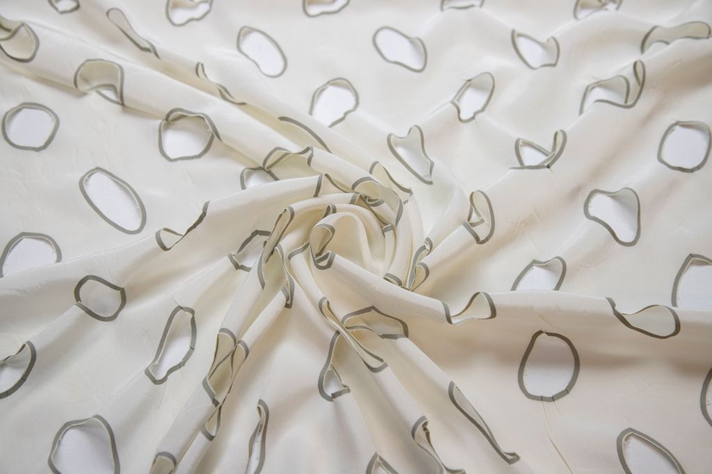 Блузочно-плательный шелк  с перфорированными кругами, фон молочныйизображение