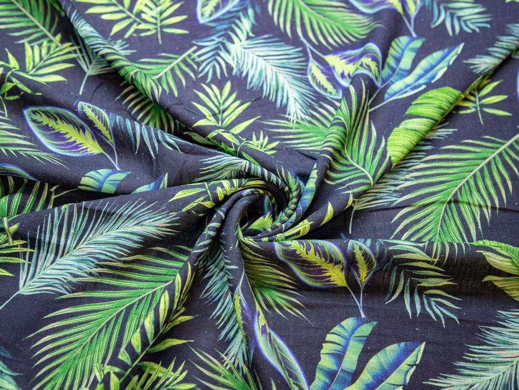 Рубашечно-плательный лен с рисунком "тропические листья", синий фонизображение