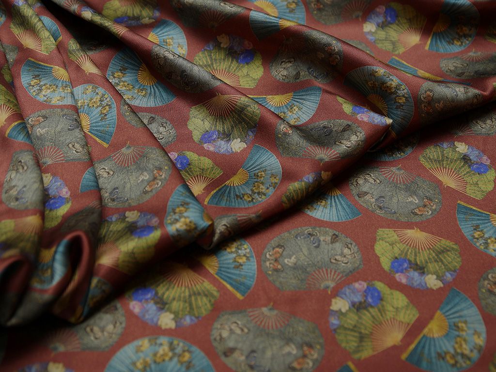 Великолепный шелк с принтом японские веера на бордовом фоне (70 гр/м2)изображение