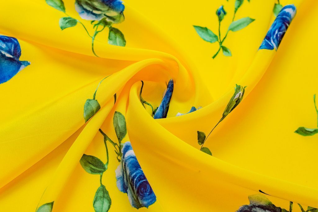 Блузочно-плательный шелк, синие розы на ярко-желтом фонеизображение
