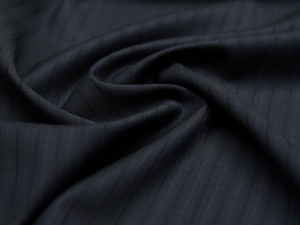 Изысканная костюмная ткань, темно-синего цвета в полоскуизображение