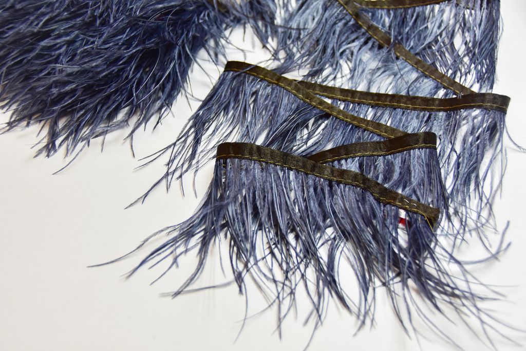 Тесьма декоративная, перо серо-синего (графитового)  цвета, ширина 13 смизображение