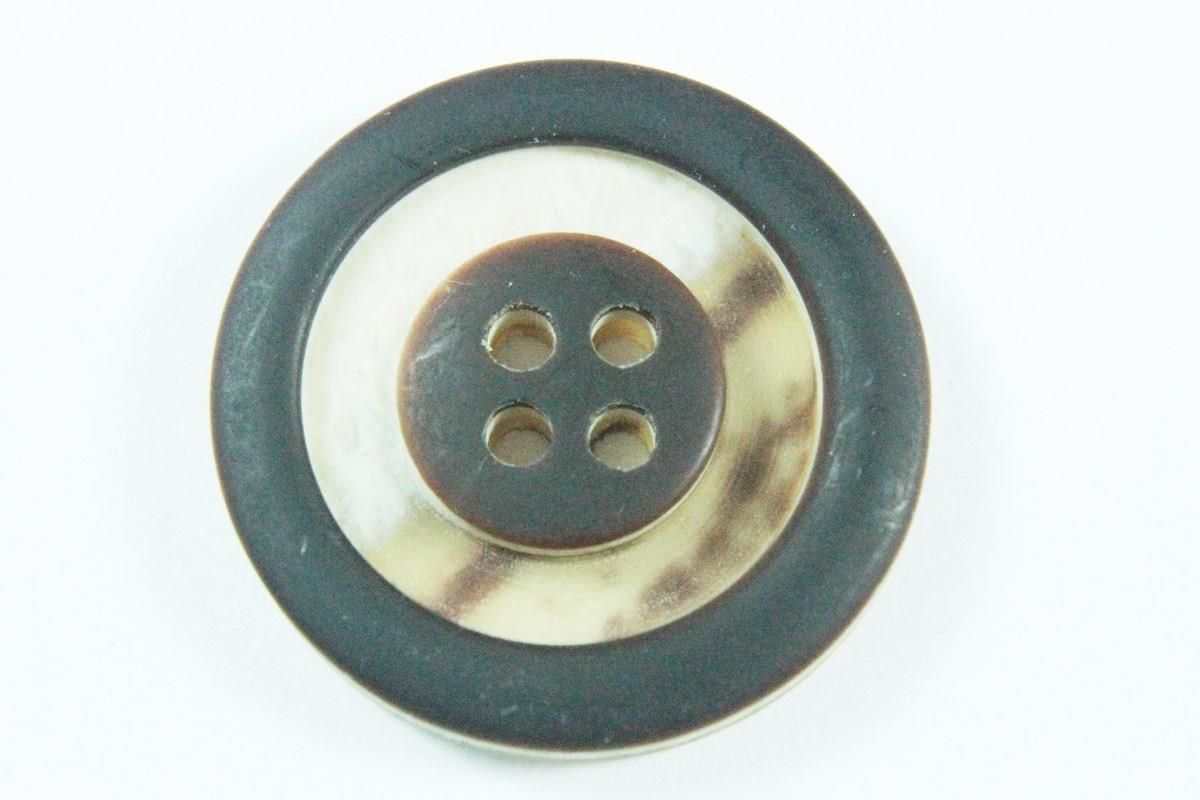 Пуговица пластмассовая, четыре прокола, коричневого цвета, с кантом, диаметр 25 ммизображение
