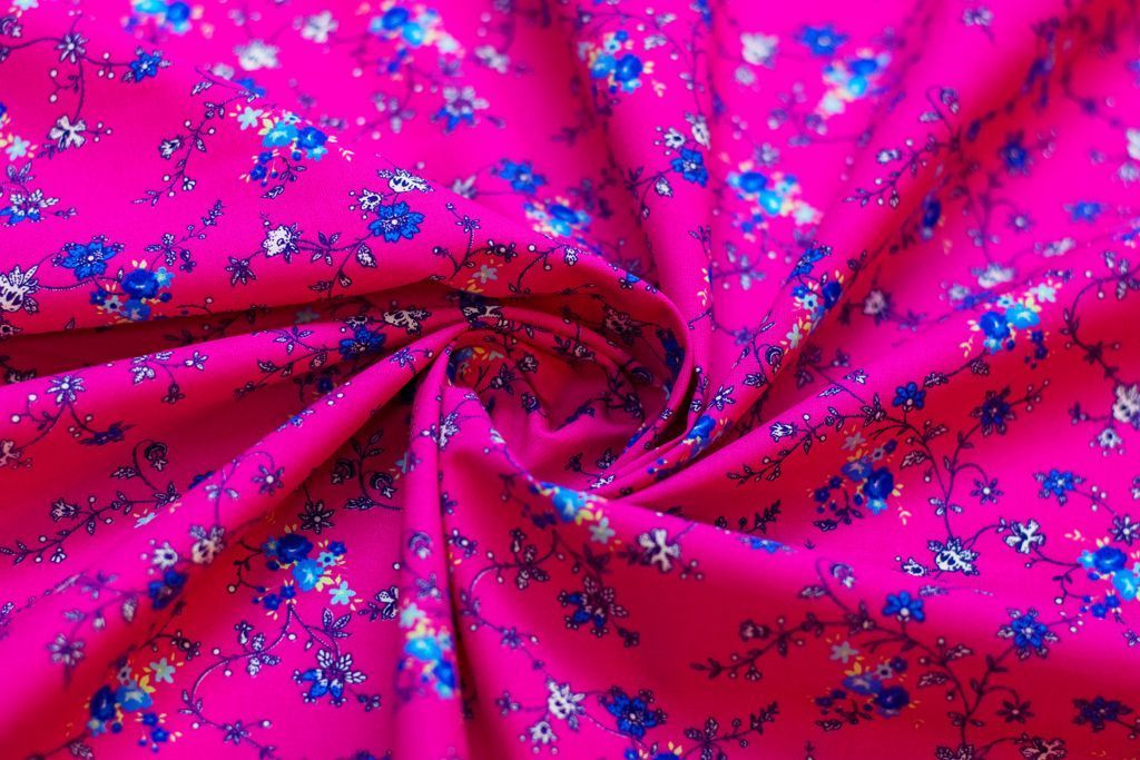 Рубашечно-плательный хлопок с цветочным рисунком на розовом фонеизображение