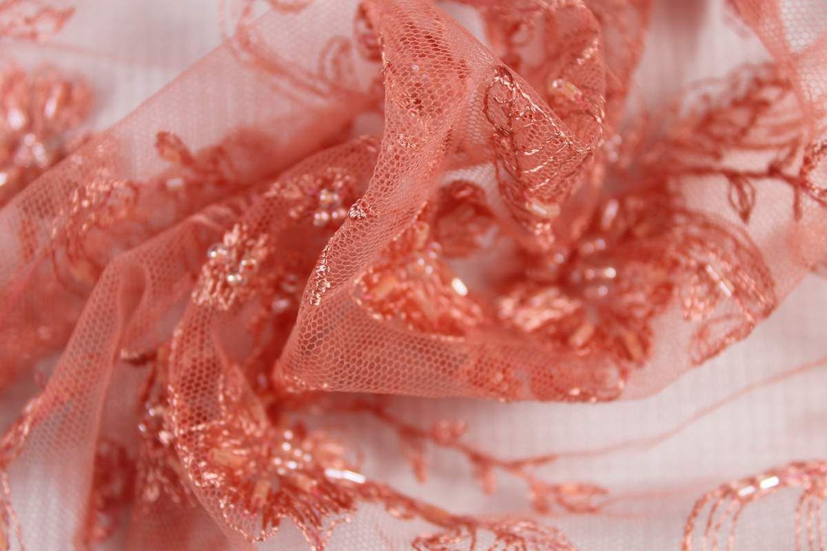 Стеклярус на сетке с вышивкой цветочного дизайна розового цветаизображение