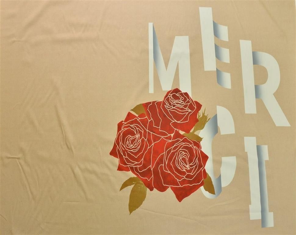 Приобрести Бежево-розовая плательная ткань с принтом из ярко-красных роз с надписью(Раппорт 1,85м.)