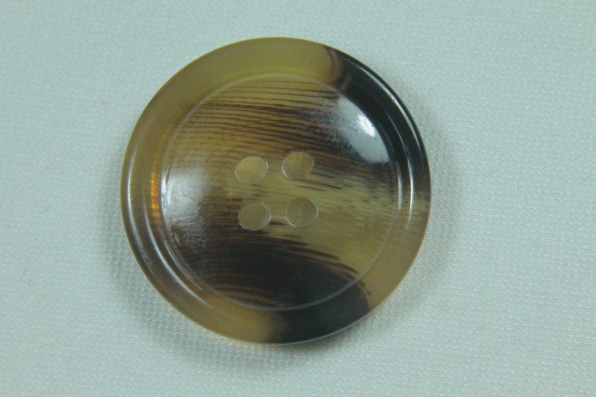 Пуговица пластмассовая четыре прокола коричневого цвета диаметр 30 ммизображение