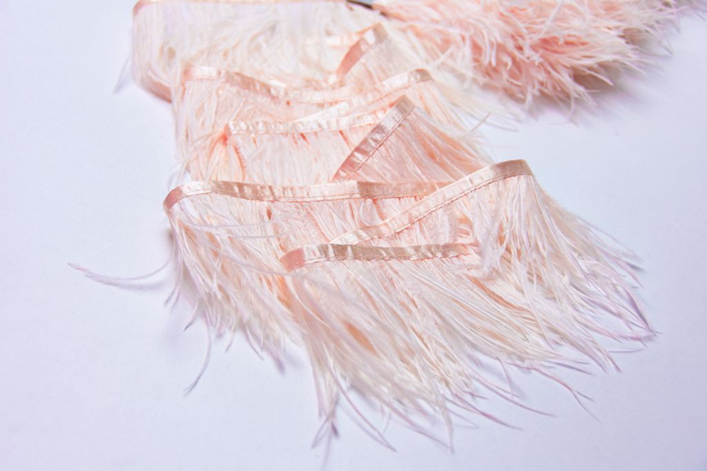 Тесьма декоративная, перо персикова цвета, ширина 13 смизображение