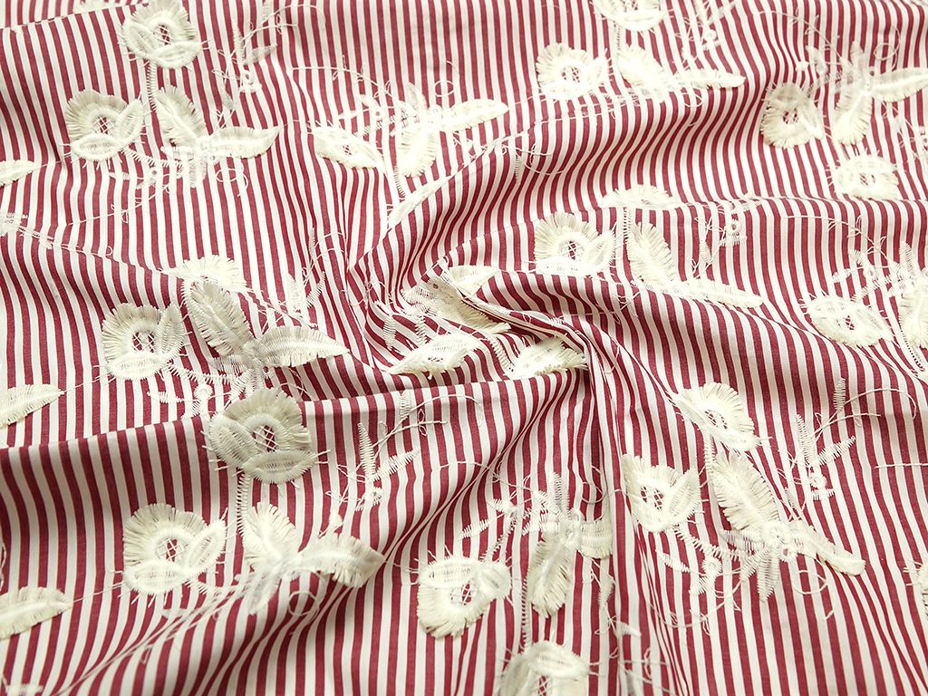 Блузочно-плательная ткань в красно-белую полоску с вышитыми цветочкамиизображение