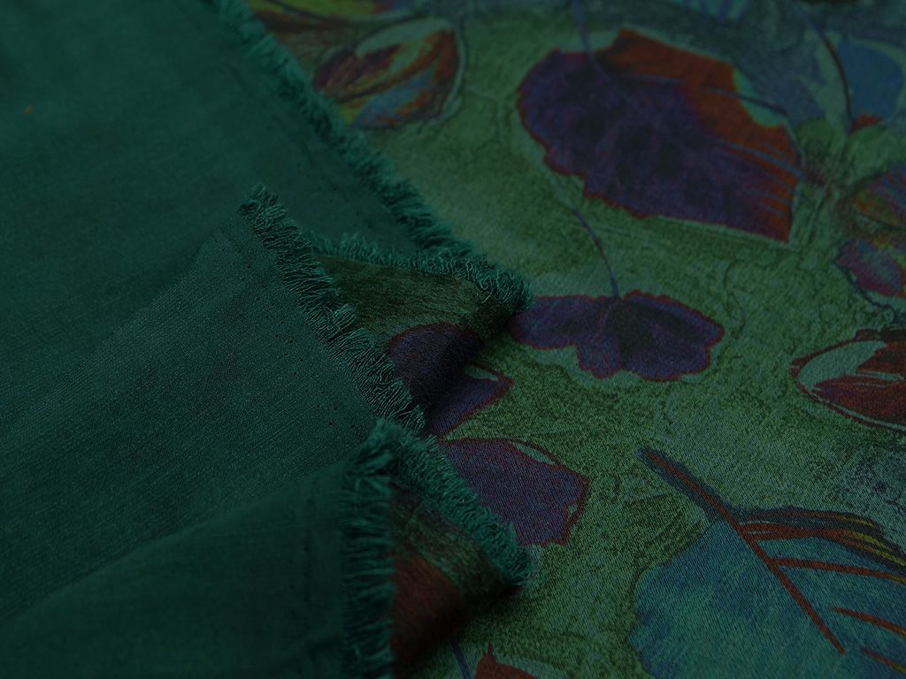 Приобрести Великолепная плательная ткань с растительным принтом на темно-зеленом фоне (177 г/м2)