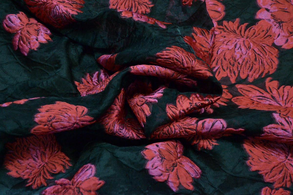 Ткань жаккард, цвет: на муарово-черном шелке цветы цвета сангрияизображение