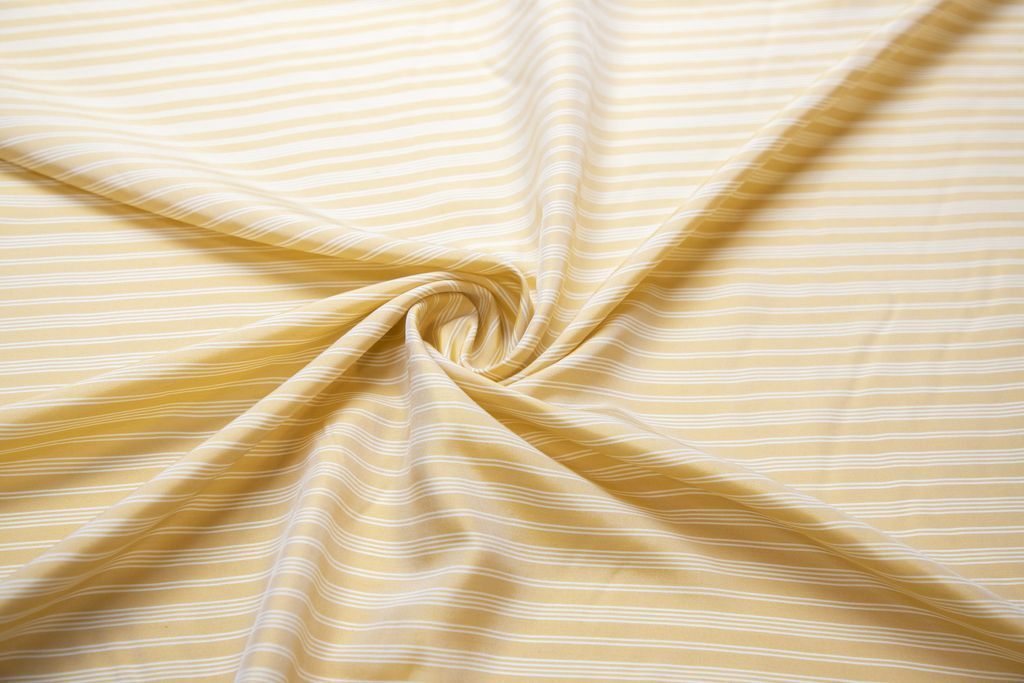 Блузочный шелк в белую полоску на персиковом фонеизображение