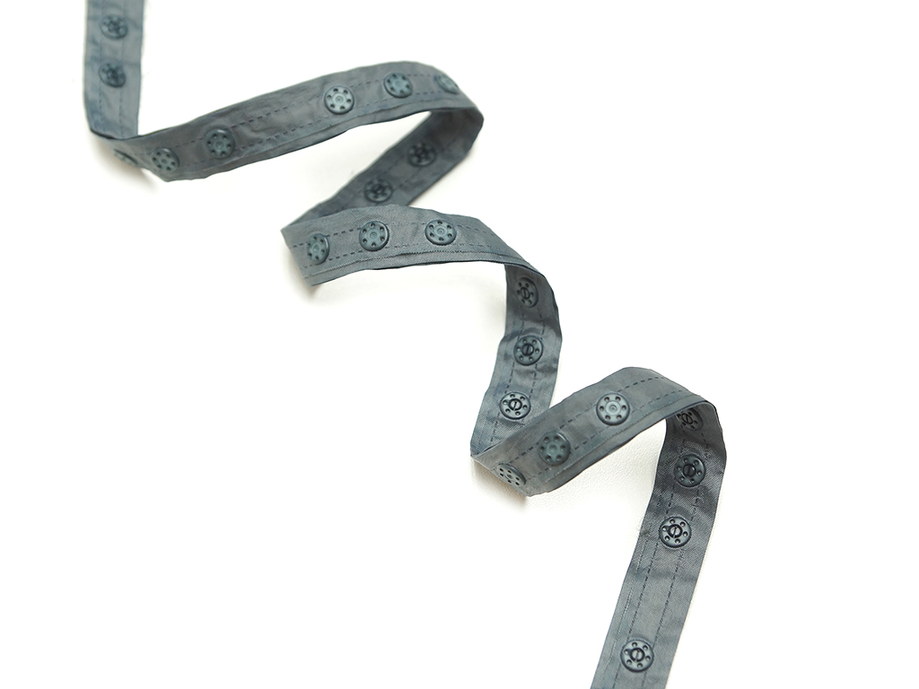 Кнопки пластмассовые на тесьме (полиэстер), серого цвета, ширина 18 ммизображение