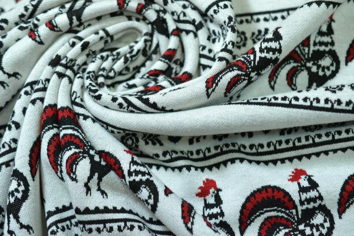 Ткань трикотажная вискозная, цвет: на светло-сером фоне красные петушки с черной вышивкой в полоскуизображение