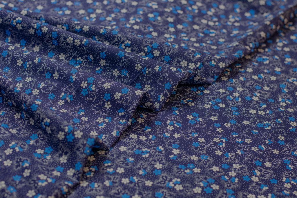 Рубашечно-плательный хлопок с мелким цветочным рисунком на синем фонеизображение