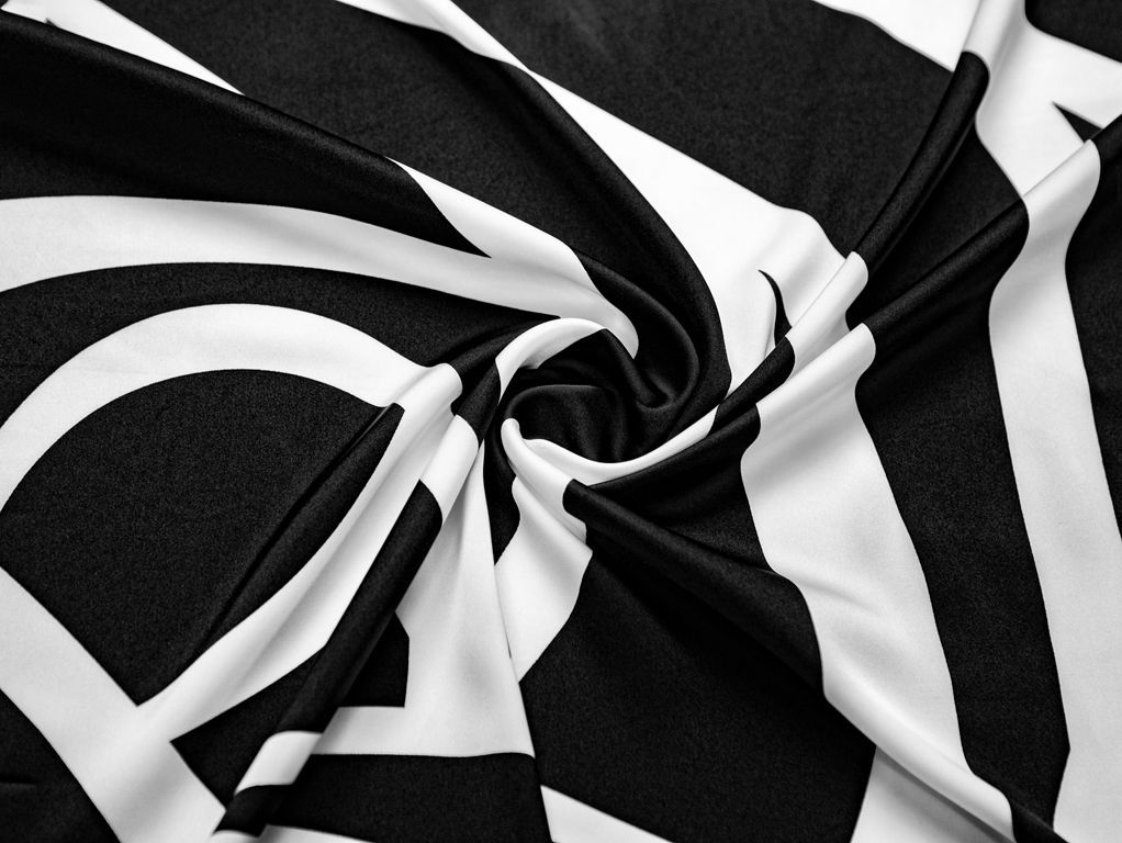 Искусственный шелк с абстрактным принтом, цвет черно-белыйизображение