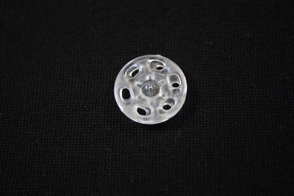 Кнопка круглая пластмассовая пришивная прозрачного цвета диаметр 15 ммизображение