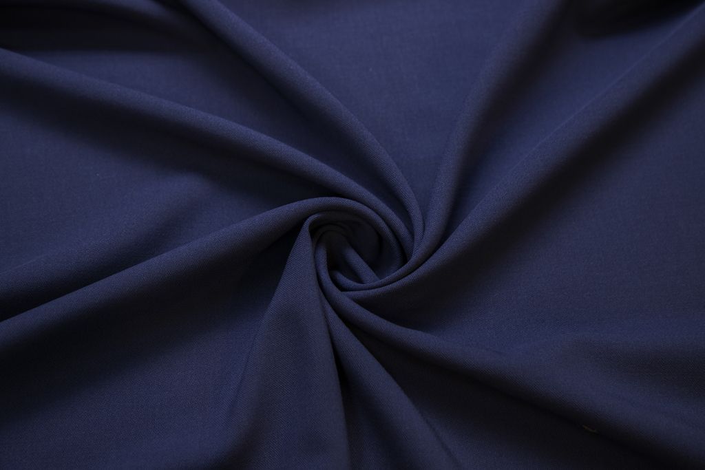 Костюмная ткань с креповой текстурой, синий цветизображение