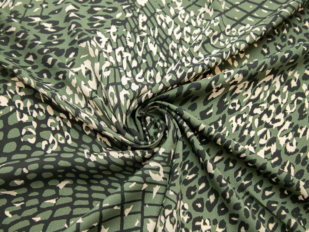 Креп блузочно-плательный с анималистичным принтом, фон темно-зеленыйизображение