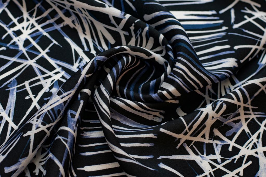 Блузочно-плательная ткань с абстрактным рисунком, бело-синий цвет на черном фонеизображение