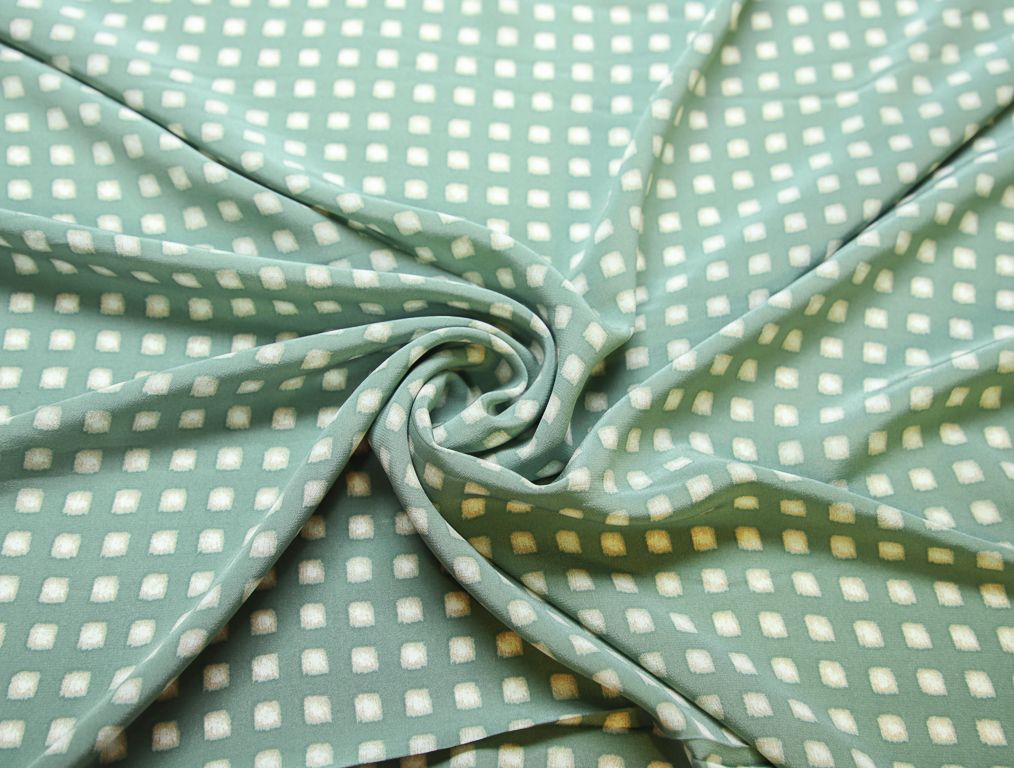 Блузочный шелк фисташкового цвета с геометрическим принтомизображение