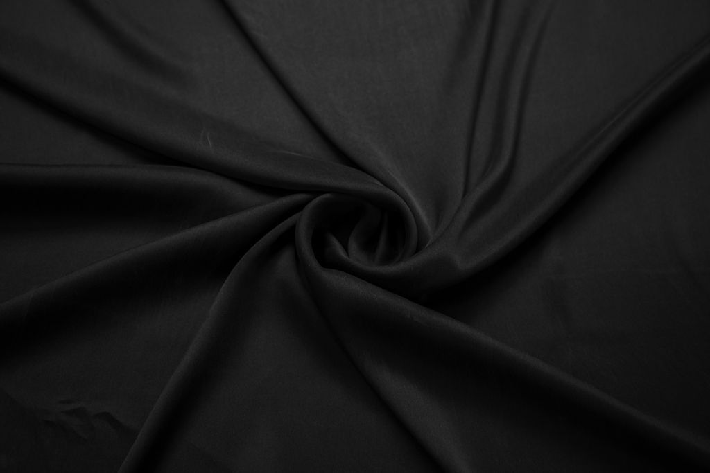 Мокрый шелк чёрного цвета, с эффектом потертостиизображение