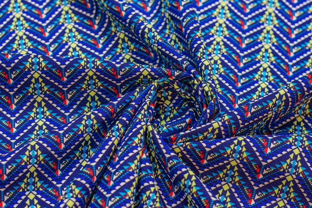 Рубашечно-плательный хлопок с геометрическим рисунком на синем фонеизображение