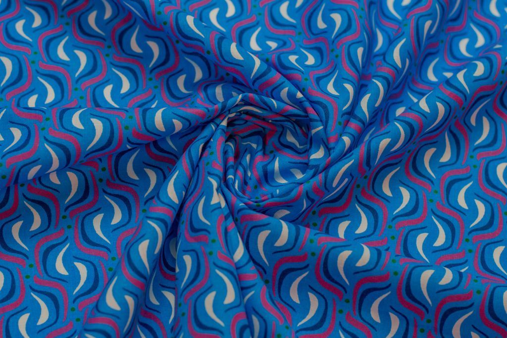 Рубашечно-плательный хлопок с абстрактным рисунком на голубом фонеизображение
