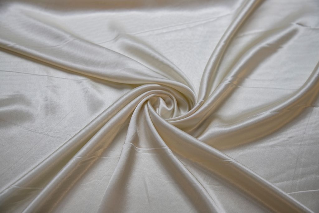 Блузочно-плательная ткань с атласным блеском, цвет кремовыйизображение