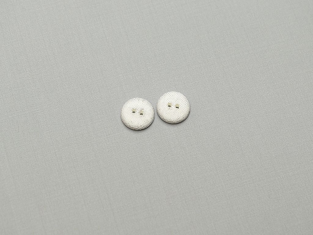 Пуговица пластмассовая, 2 прокола, тёртая бронза на белом, диаметр 17 ммизображение