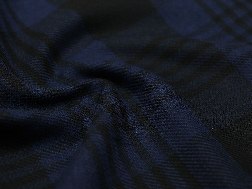 Черная шерстяная пальтовая ткань в синюю клеткуизображение