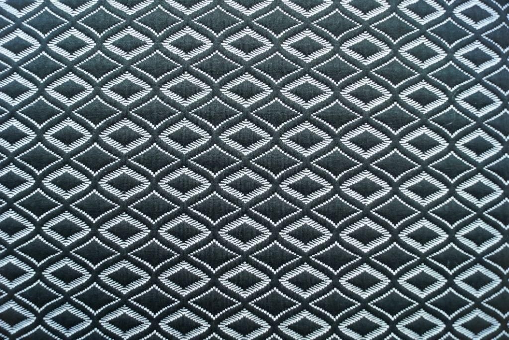 Приобрести Ткань неопрен , цвет: на черном фоне изящные штриховые белые ромбики