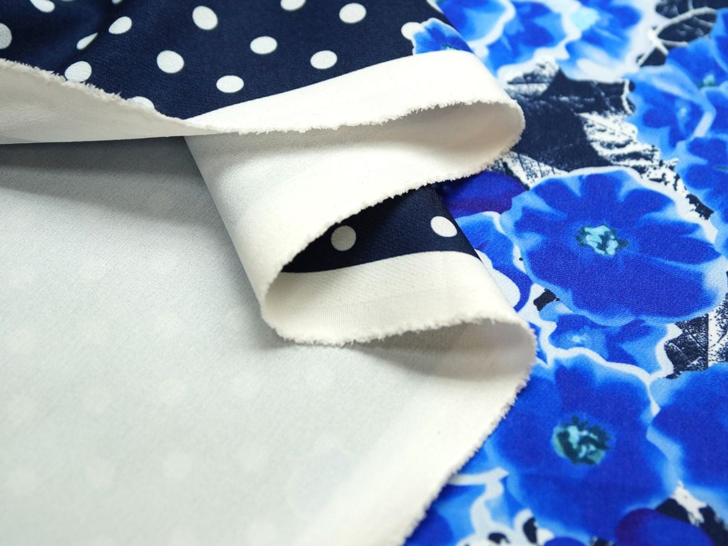Приобрести Ткань плательная, цвет: на темно-синем фоне белый горох с синими корсетными цветами в середине