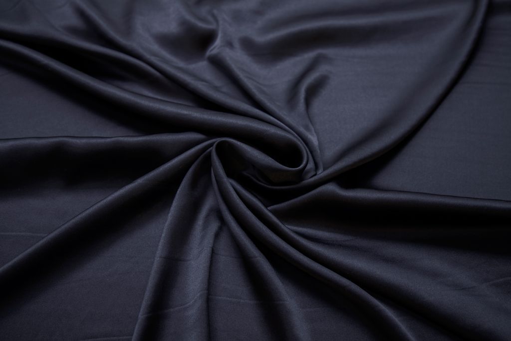 Блузочно-плательный атласный шелк, цвет черно-синийизображение