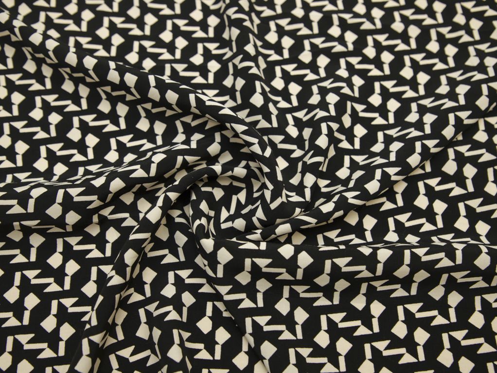 Плательная ткань черного цвета с геометрическим принтом кремового цветаизображение