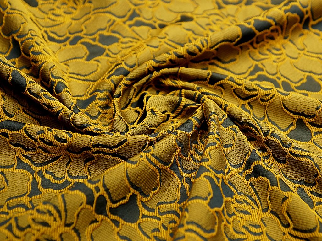 Ткань жаккард, цвет: на черном фоне цветочный принт золотого оттенкаизображение