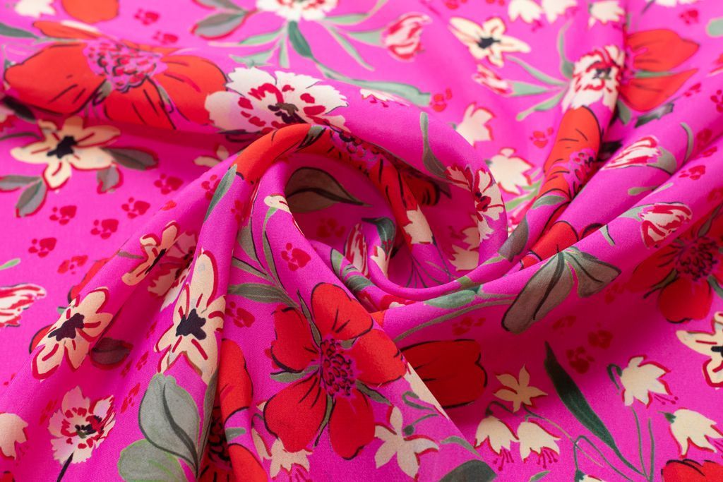 Блузочно-плательный шелк с рисунком "гвоздики" на розовом фонеизображение