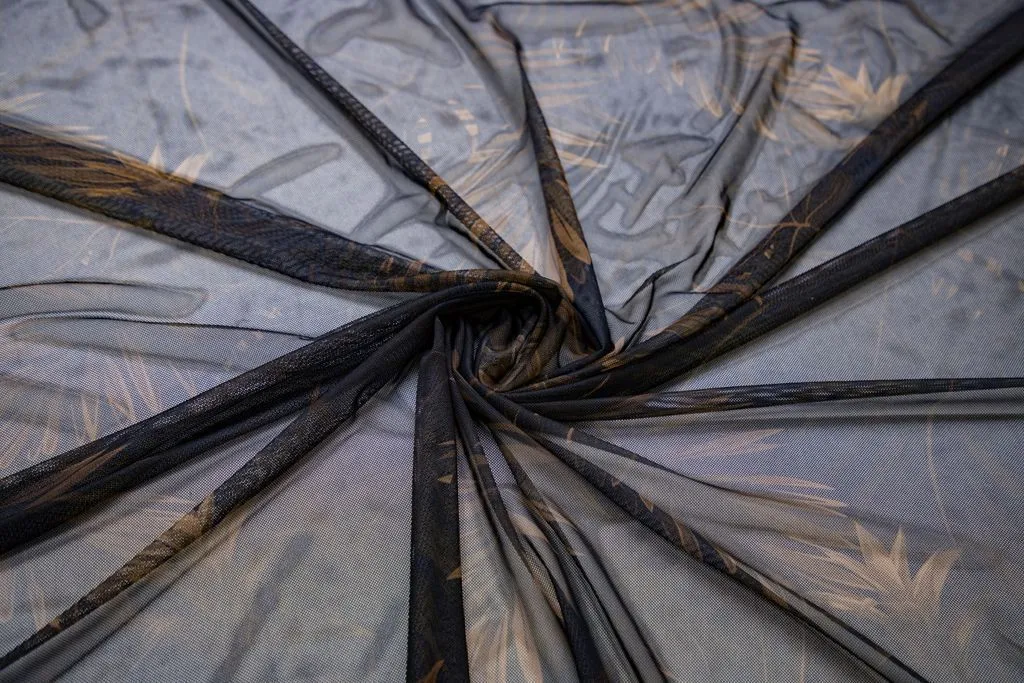 Сетка с принтом "Листья" на шоколадном фоне, мелкая ячейкаизображение