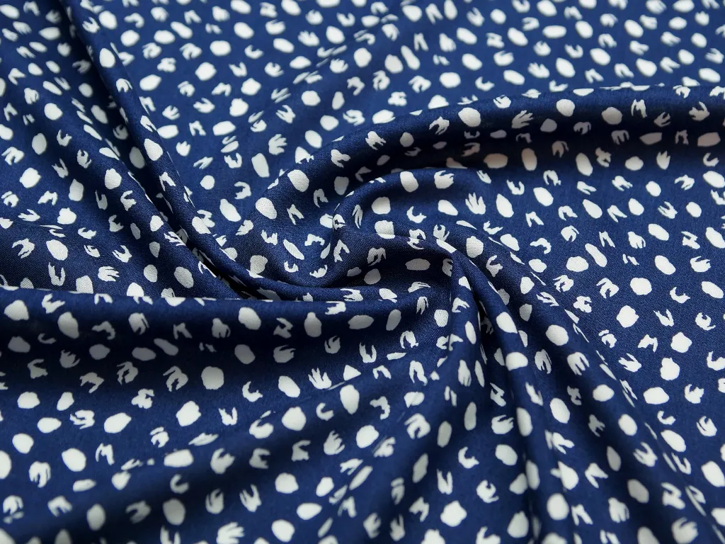 Штапель с абстрактным принтом на темно-синем фонеизображение