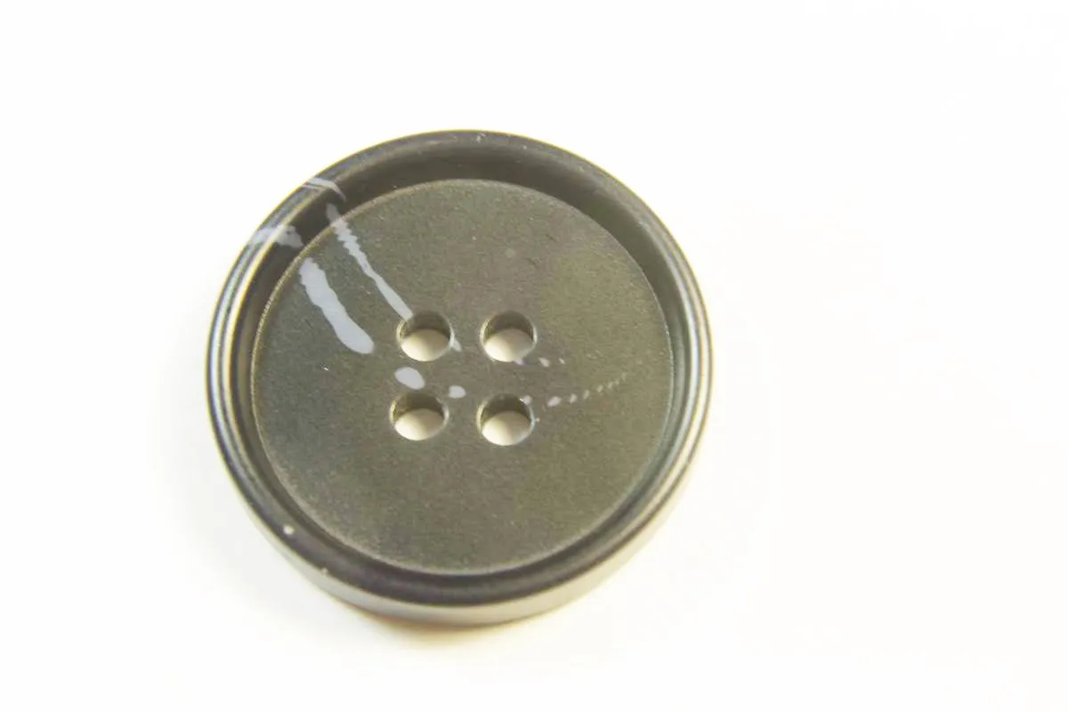 Пуговица пластмассовая, четыре прокола, цвет тёмно-синий с голубым штрихом, диаметр 23 ммизображение