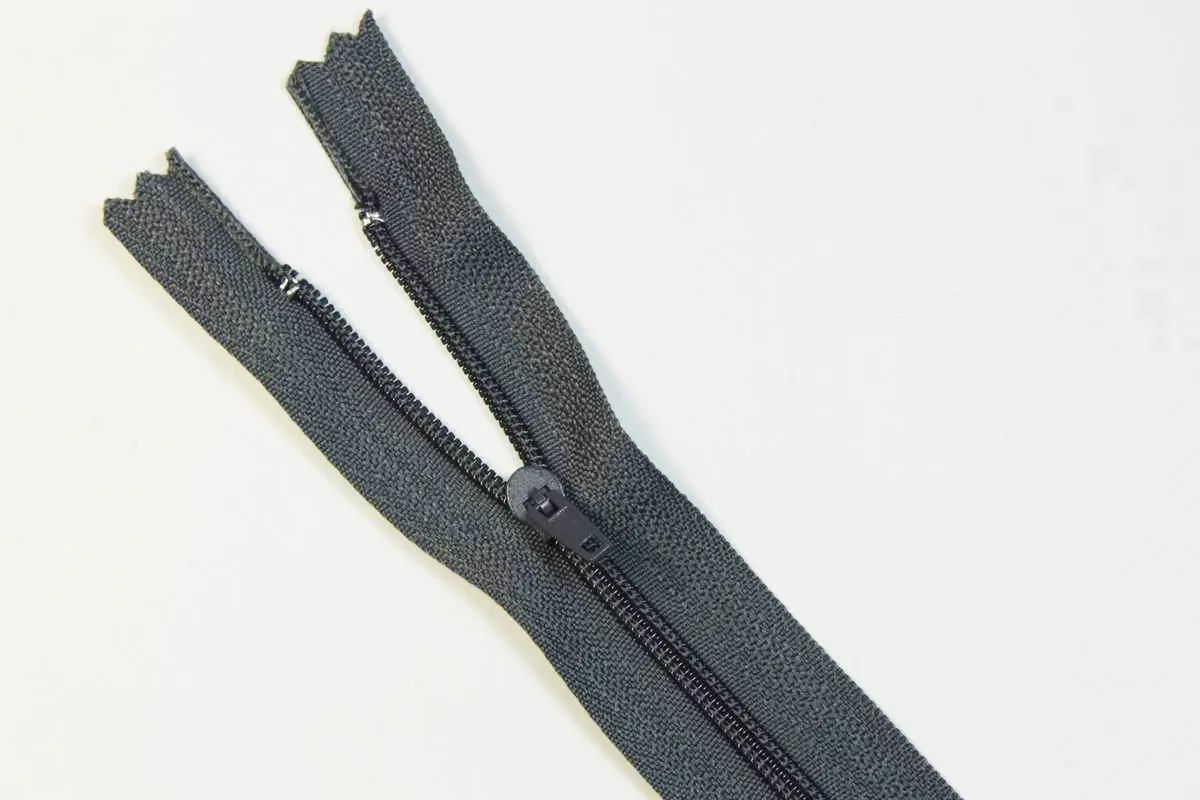 Молния брючная с металлическим замком  тип 3 темно-серого цвета длина 25 смизображение
