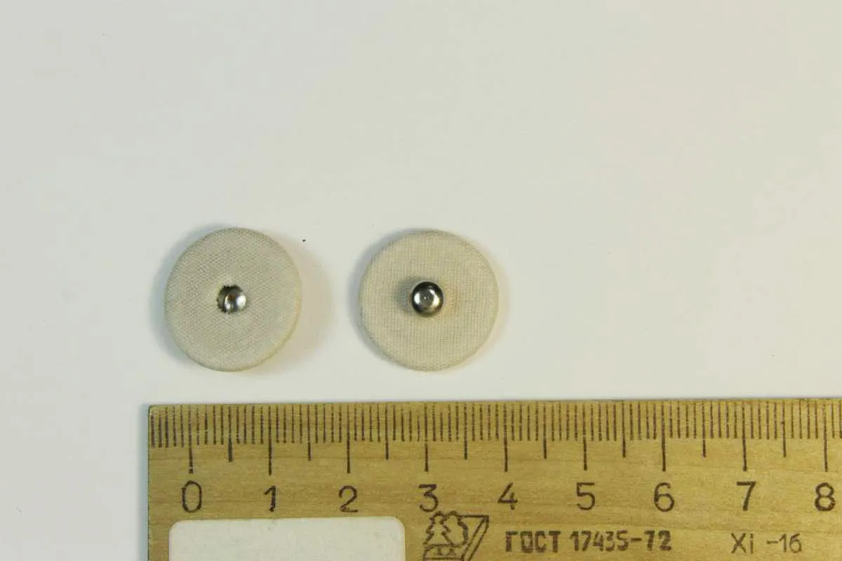 Кнопка круглая, пришивная, обтяжная, металлическая, светло-серого цвета, диаметр 18 ммизображение