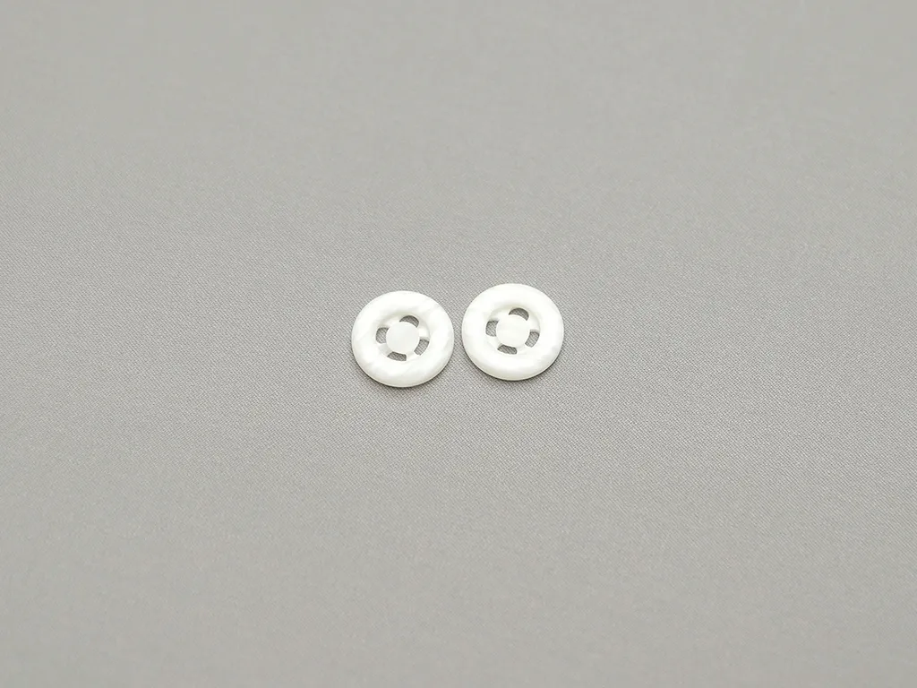 Пуговица пластмассовая, 4 прокола, белый матовый меланж, диаметр 18 ммизображение