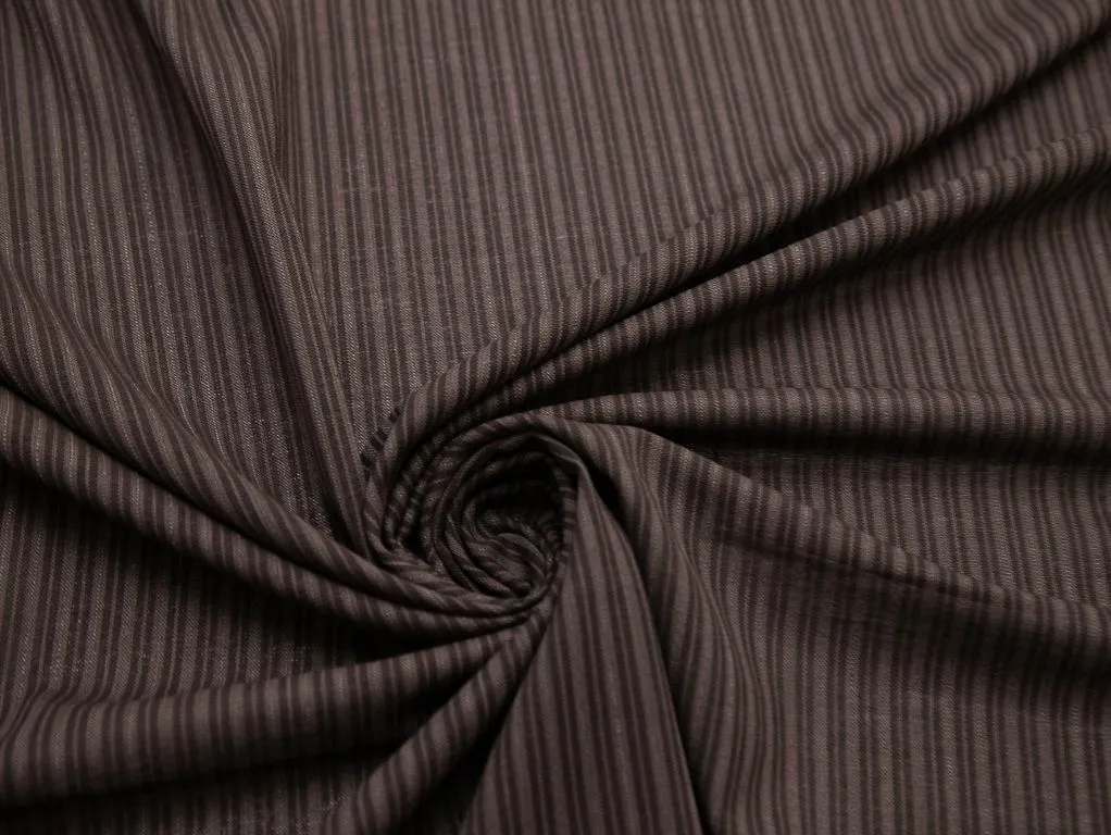 Шерстяная костюмная ткань в полоски на кофейном фонеизображение
