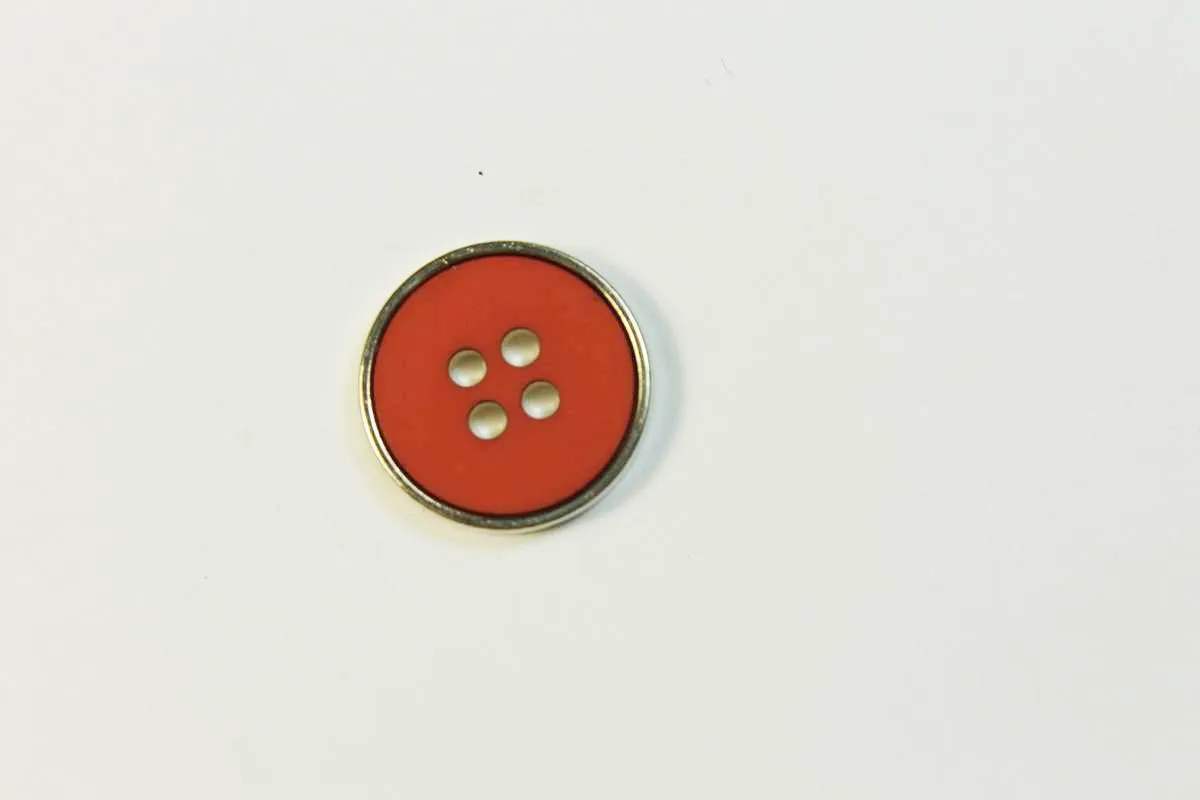 Пуговица, четыре прокола, золотой металл с красным пластиком, диаметр 17 ммизображение