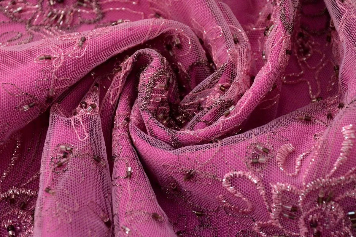 Стеклярус, на нежно-розовом фоне бордово-розовый узор с люрексомизображение