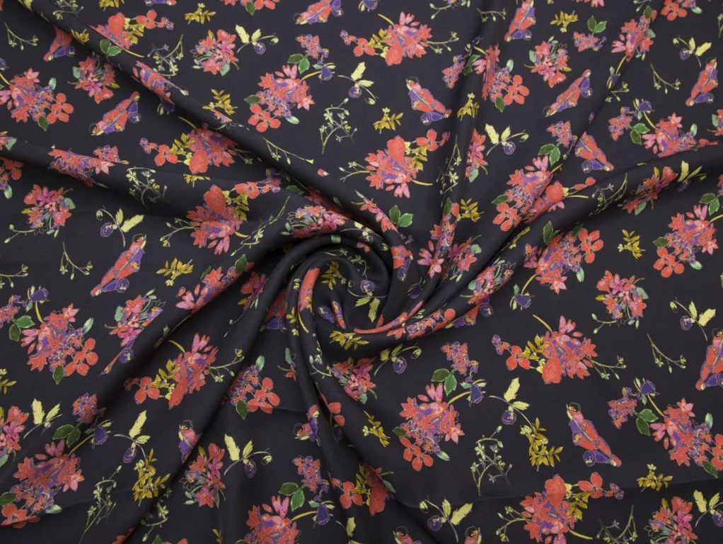 Плательная ткань темного синего цвета с цветочным принтомизображение