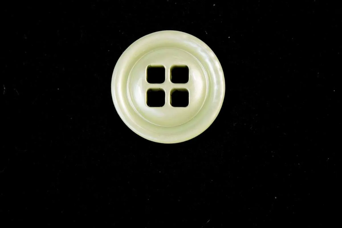 Пуговица пластмассовая, четыре прокола, серый перламутр, диаметр 23 ммизображение