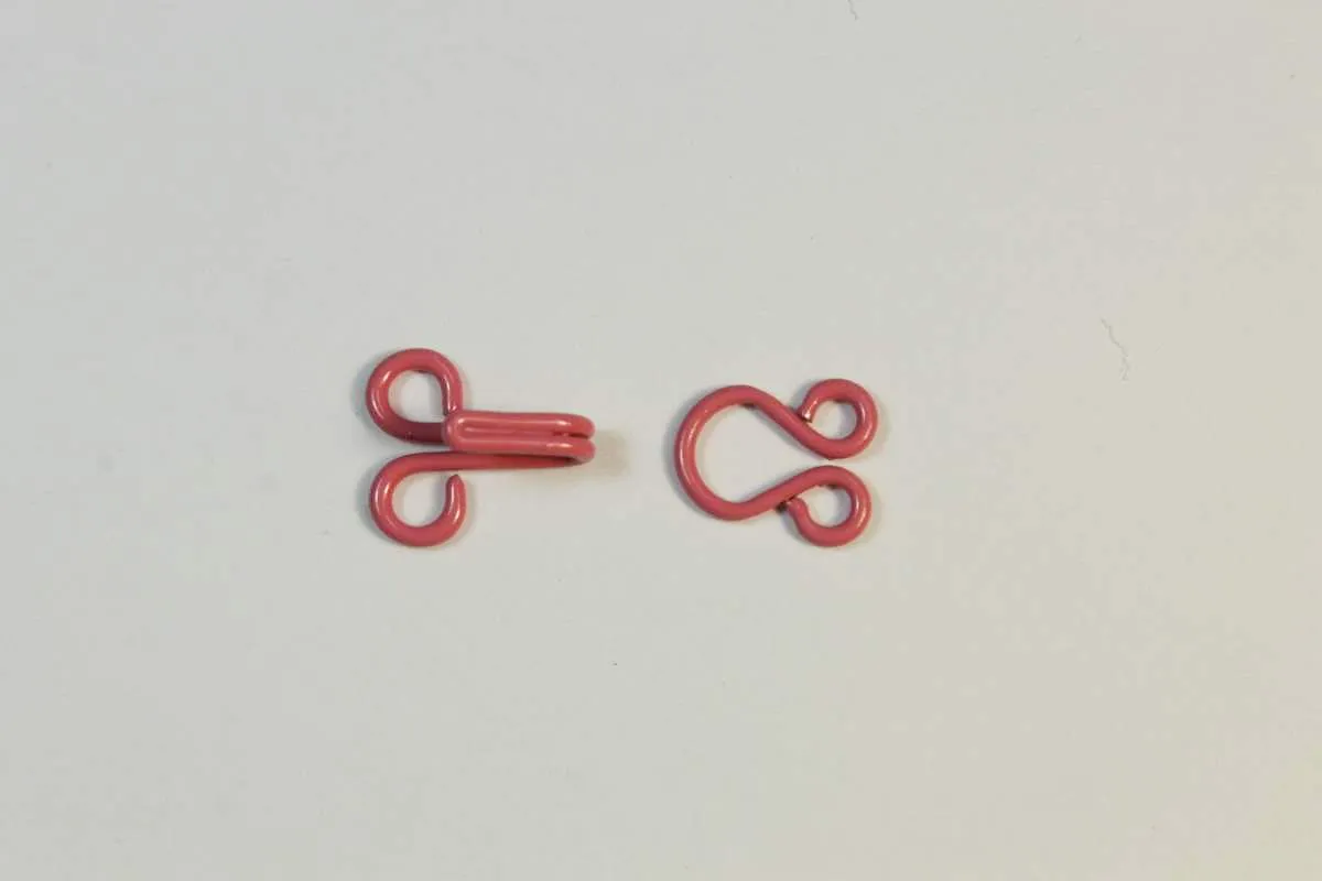 Крючок металлический,эмалированный, розового цвета, длина 13 ммизображение