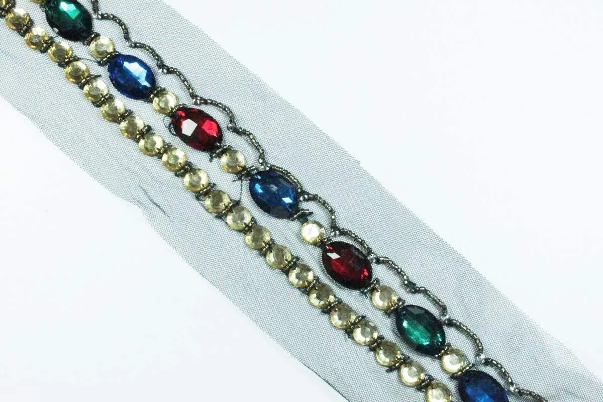 Тесьма декоративная на черной сетке с синими, красными и зелеными камнями и бисером ширина 80 ммизображение